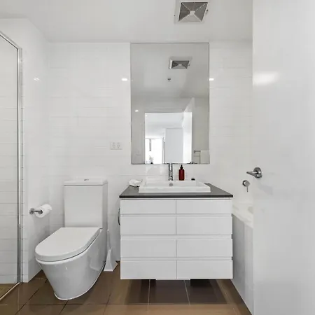 Spacious Portside With Car Park, Bath And Balcony *