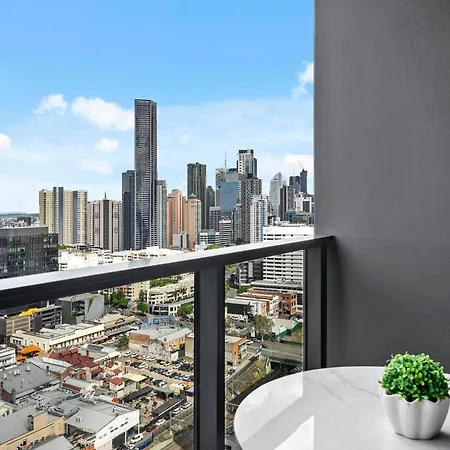 Stylish And Modern Valley Pad With Rooftop Pool And Wifi Brisbane