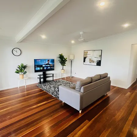 Peaceful Cottage-style - Walk To Boondall Station - 12 Mins To Airport! *