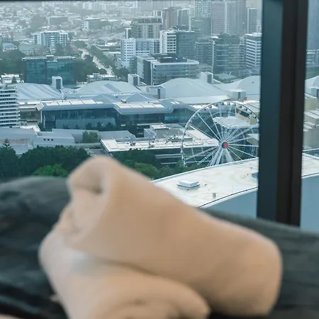 Sky Living & River Views In Queens Wharf Residences Apartment