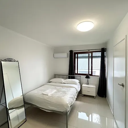 Homestay 197 Shafston Ave Kangaroo Point Qld 4169 *