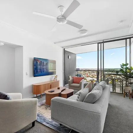 Sky High Hamilton Apartment *