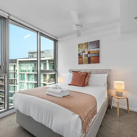 Sky High Hamilton Apartment *