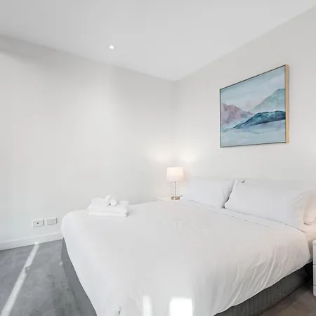 Apartment Stunning Mountain Views Infinity Pool, Gym, Park *