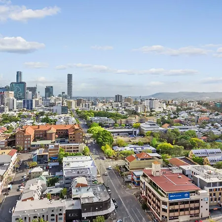 Apartment Stunning Mountain Views Infinity Pool, Gym, Park Brisbane