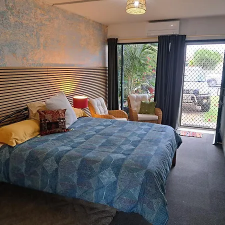 1960s Pool House - Hosted Bed & Breakfast