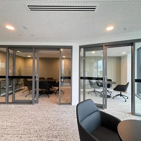 Luxurious 2 Bed With Pool Sauna And Gym Apartment *