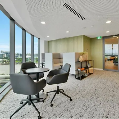 Luxurious 2 Bed With Pool Sauna And Gym Apartment