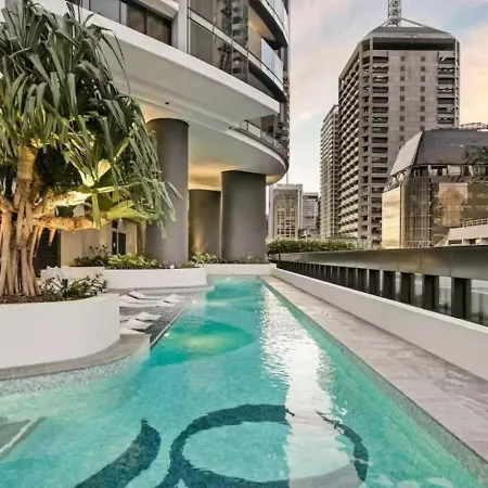 Luxurious 2 Bed With Pool Sauna And Gym *