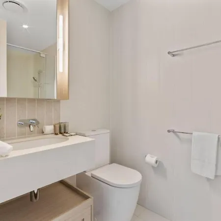 Luxurious 2 Bed With Pool Sauna And Gym *