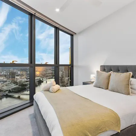 Luxurious 2 Bed With Pool Sauna And Gym *