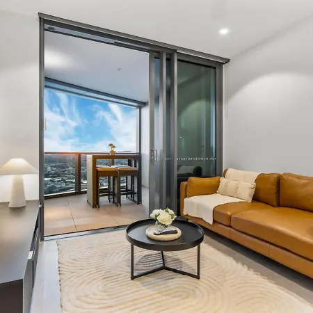 Luxurious 2 Bed With Pool Sauna And Gym