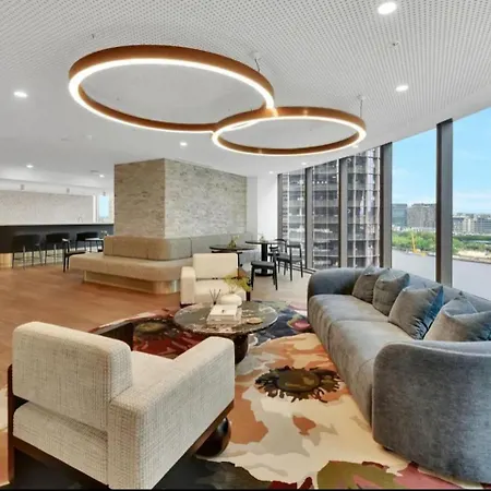 Luxurious 2 Bed With Pool Sauna And Gym
