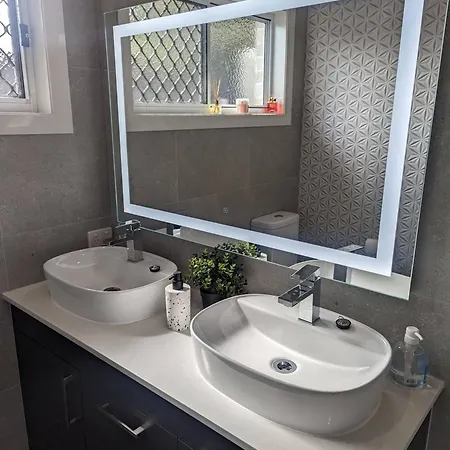 Immaculate Entire House In Chermside West 2-beds Brisbane