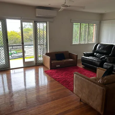 Hill 2-bedroom With Charming View *