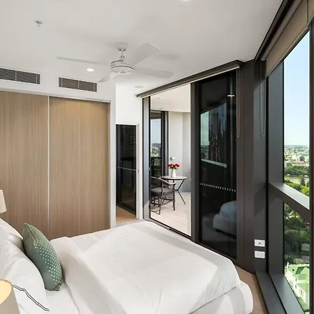 New Luxe 2br Queens Wharf