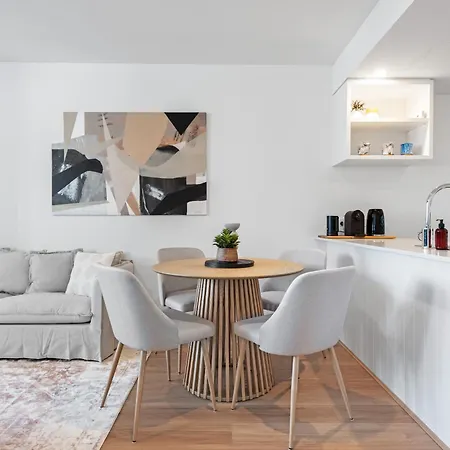 Apartment Stylish View And Location With Pool And Gym *
