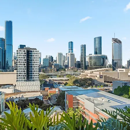 Stylish View And Location With Pool And Gym Brisbane