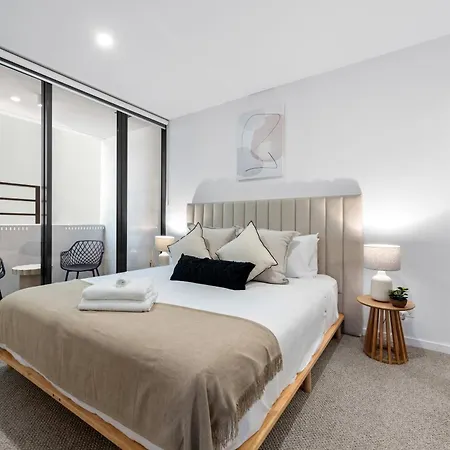 Stylish View And Location With Pool And Gym Apartment