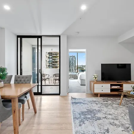 Apartment Stylish In Southbank Location With Parking