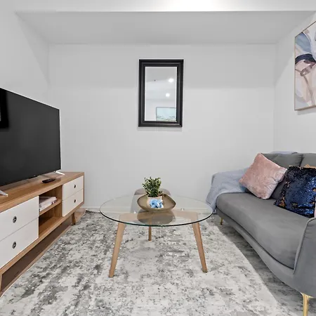 Stylish In Southbank Location With Parking *