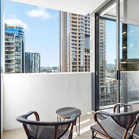 Stylish In Southbank Location With Parking *