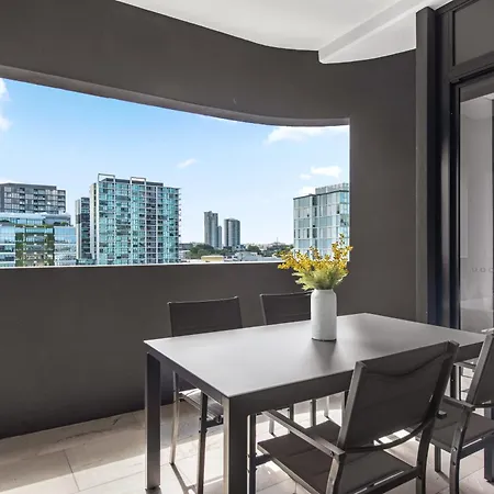 Apartment Luxe Newstead Pad With 65-inch Tv, Balcony, Pool And Gym