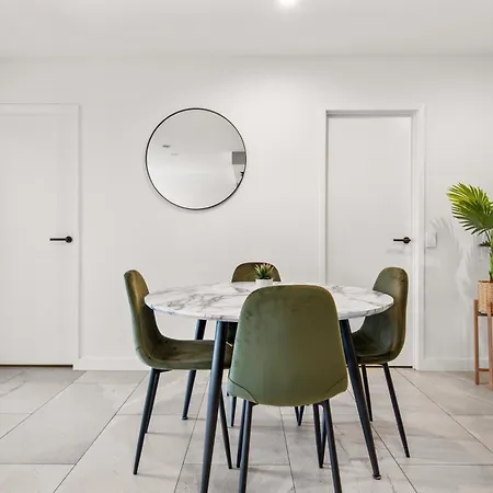 Luxe Newstead Pad With 65-inch Tv, Balcony, Pool And Gym Apartment