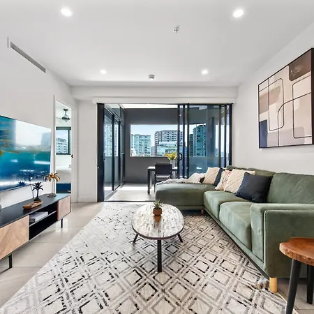Luxe Newstead Pad With 65-inch Tv, Balcony, Pool And Gym Apartment *