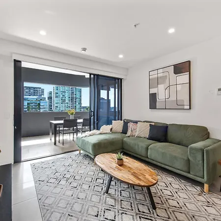 Luxe Newstead Pad With 65-inch Tv, Balcony, Pool And Gym Brisbane