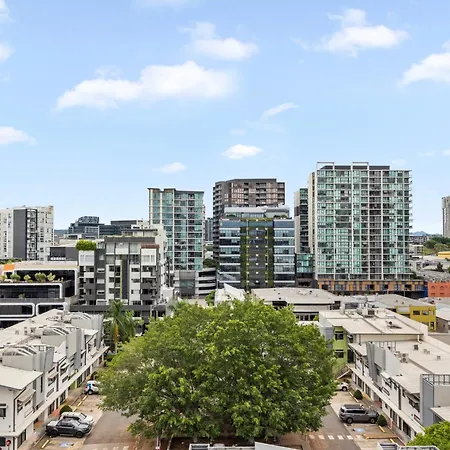 Apartment Luxe Newstead Pad With 65-inch Tv, Balcony, Pool And Gym *
