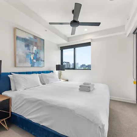Luxe Newstead Pad With 65-inch Tv, Balcony, Pool And Gym Brisbane
