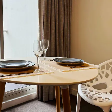 2 Bedrooms With 1 Carpark Cbd Apartment Brisbane