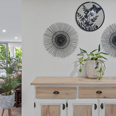 Spacious And With Huge Courtyard And Parking Brisbane