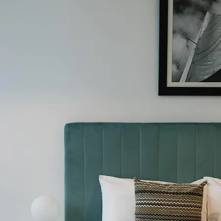 Affordable Luxe And River Views 5 Star Amenities Apartment