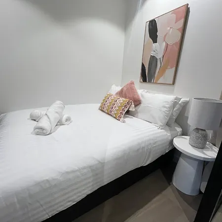 River Glow At Queens Wharf Level 43 Including Parking, Pool, And Views Brisbane