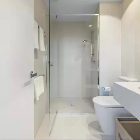 Luxury At Queens Wharf Tower *