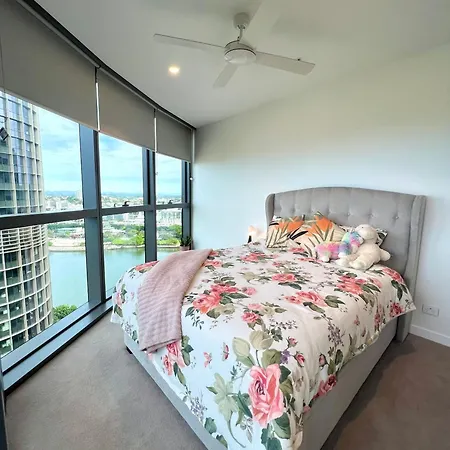 Luxury At Queens Wharf Tower