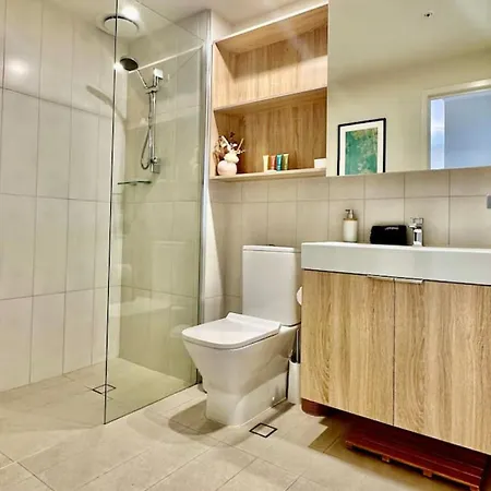 1 Bedroom With Stunning Views Heart Of Apartment