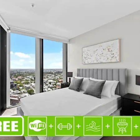 1 Bedroom With Stunning Views Heart Of Apartment
