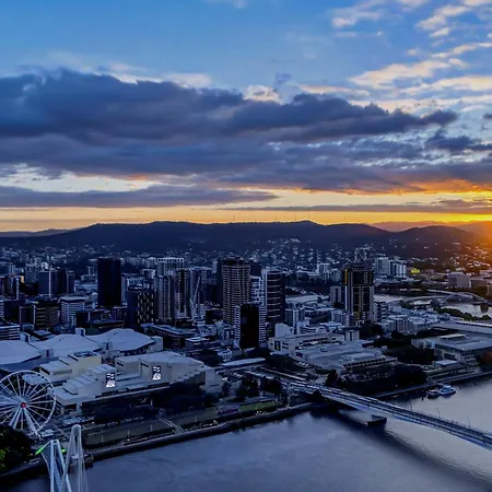 River Glow At Queens Wharf Level 43 Including Parking, Pool, And Views Apartment *