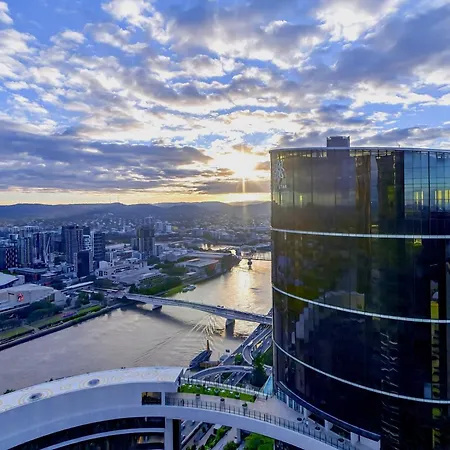 River Glow At Queens Wharf Level 43 Including Parking, Pool, And Views * Brisbane