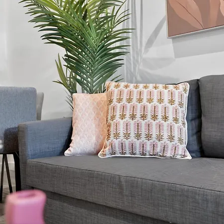 River Glow At Queens Wharf Level 43 Including Parking, Pool, And Views *