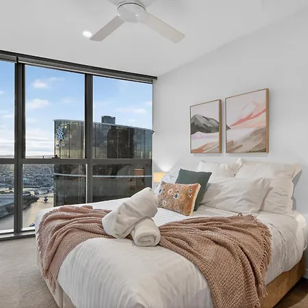 Apartment River Glow At Queens Wharf Level 43 Including Parking, Pool, And Views Brisbane