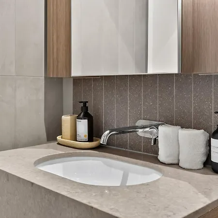 River Glow At Queens Wharf Level 43 Including Parking, Pool, And Views * Brisbane
