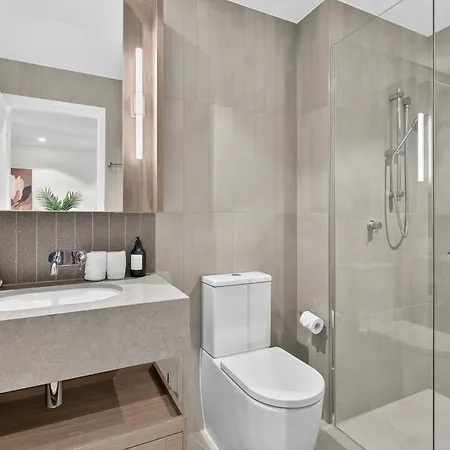 River Glow At Queens Wharf Level 43 Including Parking, Pool, And Views Brisbane
