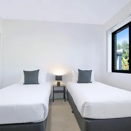 Leafy Corner - Simple Near River And Cbd Apartment *