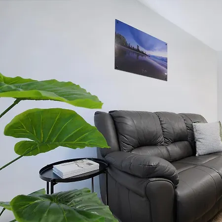 Leafy Corner - Simple Near River And Cbd Apartment