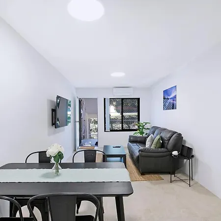 Leafy Corner - Simple Near River And Cbd