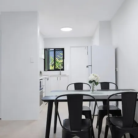 Leafy Corner - Simple Near River And Cbd Apartment Brisbane